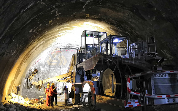 玉磨鐵路勐養隧道管棚支護項目鑿巖臺車