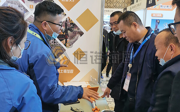 我司參展人員為客戶講解自鉆式錨桿產品知識